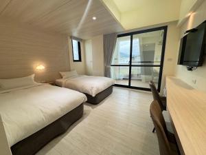 Postel nebo postele na pokoji v ubytování Yin Yun Slow Travel B&B 吟雲慢旅