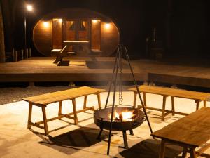 un foyer avec des bancs, une table et un tonneau dans l'établissement ALL SEASON RESORT No7 Morinone, à Ichigaya
