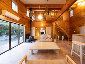 un salon avec un canapé et une table dans l'établissement ALL SEASON RESORT No7 Morinone, à Ichigaya