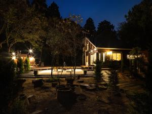 une maison avec un jardin éclairé la nuit dans l'établissement ALL SEASON RESORT No7 Morinone, à Ichigaya 41 autres photos