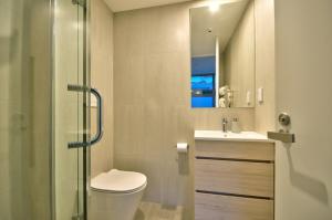 Un baño con inodoro, lavabo y ducha. en Beeches - Downtown Queenstown in Luxury, en Queenstown 75 fotos más