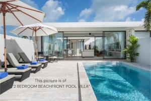 曾蒙海滩Skye Beach Hotel - Koh Samui的一座带游泳池和遮阳伞的别墅