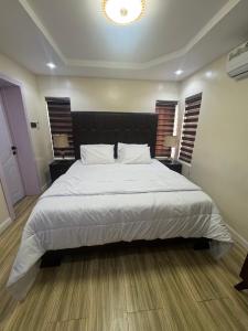 Postel nebo postele na pokoji v ubytování CEDARWOOD APARTMENT, Lagos