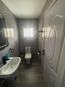 Koupelna v ubytování CEDARWOOD APARTMENT, Lagos