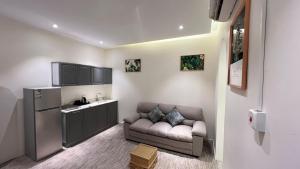 Kuchyň nebo kuchyňský kout v ubytování شقق نسمات العلا Nasmat AlUla Apartments