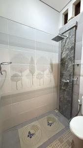 Ένα μπάνιο στο Graha Shanti Guest House