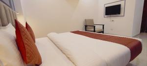 Hotel Mavens House Artemis Hospital Road客房内的一张或多张床位