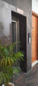 Hotel Mavens House Artemis Hospital Road的门面或入口