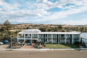 un grande edificio con molte finestre di Seafront Hotel Kangaroo Island a Penneshaw