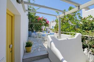 uma varanda com uma mesa e cadeiras num pátio em Glaros Studios em Naxos Chora