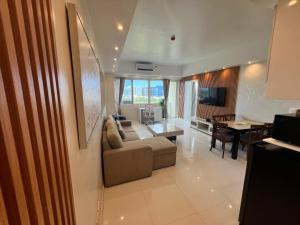 La Mirada Residences Sea-view Suites的休息区