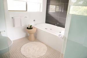 BEST WESTERN PLUS Apollo Hotel Newcastle的一间浴室