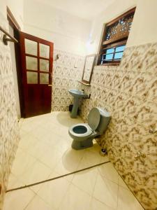 un baño con inodoro y lavabo en Berg House Unawatuna, en Galle