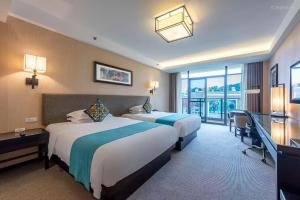 a hotel room with two beds and a window at SSAW Boutique Hotel Hangzhou Qiandao Lake in Chun'an