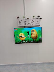 TV a/nebo společenská místnost v ubytování Suria Permai19 Homestay + 8 fotografií