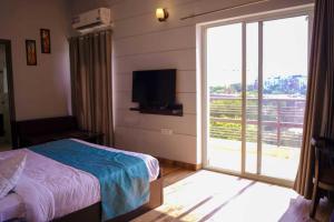 Postel nebo postele na pokoji v ubytování Vrindavan Dreams Hotel and Suites