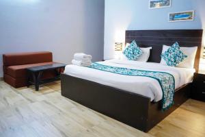 Postel nebo postele na pokoji v ubytování Vrindavan Dreams Hotel and Suites