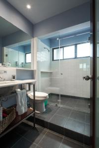 Un baño con ducha, inodoro y lavabo. en FlowSuites Polanco, en Ciudad de México 38 fotos más