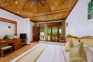 TV a/nebo společenská místnost v ubytování Bandos Maldives - One Way Transfer FREE for stays from 1st May till 30th Sept 2025 for Bookings from 16 Apr 2025
