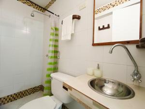 une salle de bain avec toilettes et lavabo dans l'établissement Acogedores Apartaestudios en Getsemaní, à Carthagène des Indes