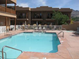 a large swimming pool in front of a hotel at Casa Del Mila Oro Condo in Osoyoos