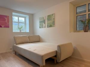 波多Perfect base in the middle of the city!的沙发,客厅设有两扇窗户