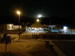 a parking lot at night with a street light at Catorce Capital A una HORA de Real de Catorce in Estación Catorce