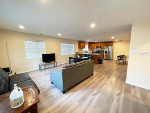 a living room with a couch and a kitchen at The Disney Hostel - Santa Ana in Santa Ana