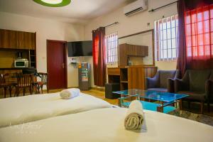 Una cocina o cocineta en Byblos Hotel-Sky Osu