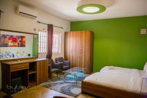 Una cama o camas en una habitación de Byblos Hotel-Sky Osu