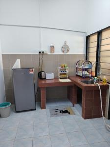 Kuchyň nebo kuchyňský kout v ubytování Suria Permai19 Homestay