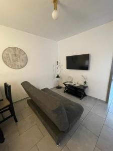a living room with a couch and a flat screen tv at Departamento completo in Chihuahua