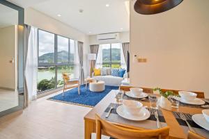 une salle à manger avec une table et un salon dans l'établissement Laguna Lakeside Residences by Banyan Living, à Laguna Phuket