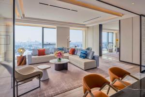 Ruang duduk di Hilton Shanghai Zhangjiang Science City - Shuttle bus to Shanghai Disney Resort and Shanghai New International Expo Centre during exhibition period and 30 minutes drive to PVG