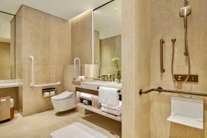 Bilik mandi di Hilton Shanghai Zhangjiang Science City - Shuttle bus to Shanghai Disney Resort and Shanghai New International Expo Centre during exhibition period and 30 minutes drive to PVG