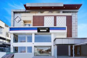 un edificio con un letrero que lee gimnasio Power House en Super Townhouse Oak Silver City Chowk Formerly HW Residency, en Dehradun