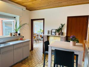 een keuken met een tafel en een eetkamer bij Refugio Wolvenberg in Oudenaarde +21 foto's