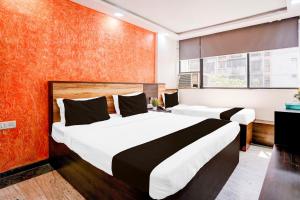 Ein Bett oder Betten in einem Zimmer der Unterkunft Super Collection O Sector 5 Sanpada Formerly Opal Comforts