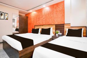 Ein Bett oder Betten in einem Zimmer der Unterkunft Super Collection O Sector 5 Sanpada Formerly Opal Comforts