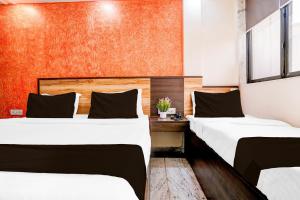 Ein Bett oder Betten in einem Zimmer der Unterkunft Super Collection O Sector 5 Sanpada Formerly Opal Comforts