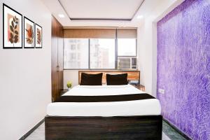 Ein Bett oder Betten in einem Zimmer der Unterkunft Super Collection O Sector 5 Sanpada Formerly Opal Comforts