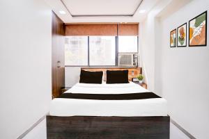 Ein Bett oder Betten in einem Zimmer der Unterkunft Super Collection O Sector 5 Sanpada Formerly Opal Comforts