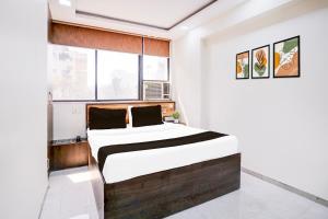 Ein Bett oder Betten in einem Zimmer der Unterkunft Super Collection O Sector 5 Sanpada Formerly Opal Comforts