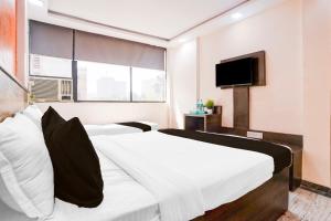Ein Bett oder Betten in einem Zimmer der Unterkunft Super Collection O Sector 5 Sanpada Formerly Opal Comforts