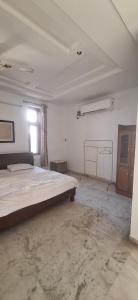 Cama ou camas em um quarto em Jhalana Retret Rooms ,Farm ,Pool, Mountain view