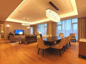 黄山市Huangshan Parkview International Hotel的有桌子和椅子的餐厅