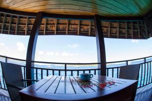 einen Tisch auf einem Boot mit einer Tasse drauf. in der Unterkunft Oa Oa Lodge in Bora Bora