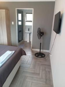 Μια τηλεόραση ή/και κέντρο ψυχαγωγίας στο Crystal Park Guest house