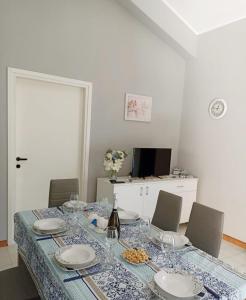 TV/trung tâm giải trí tại Ranieli Apartments a meno di 2 kilometri da TROPEA FREE PARKING AND WIFI