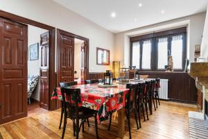 Un comedor con una mesa larga y sillas. en La Cerra, en Pajares